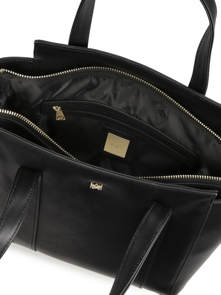 Czarna torebka na ramię w kształcie trapezu