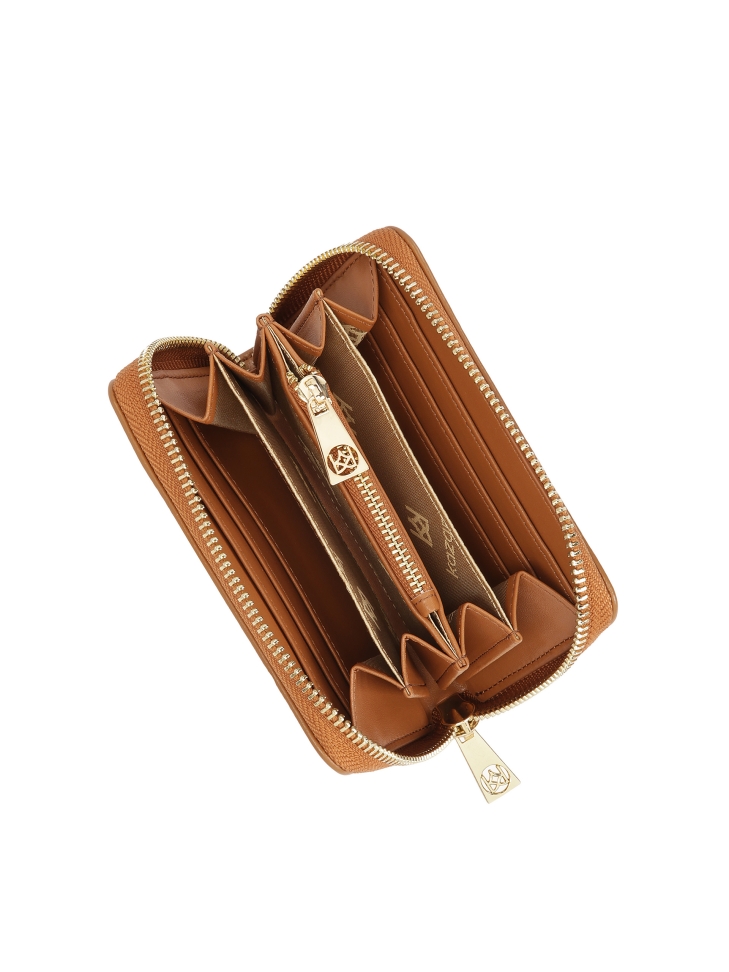 Jasnobrązowy portfel z ozdobnym monogramem