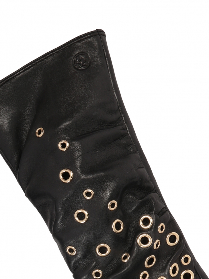 Długie skórzane rękawiczki ozdobione otymi nitami