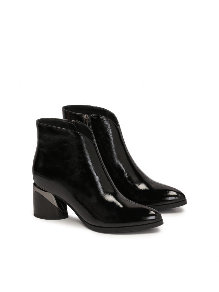 Czarne lakierowane botki ze zwężanym noskiem i eleganckim obcasem