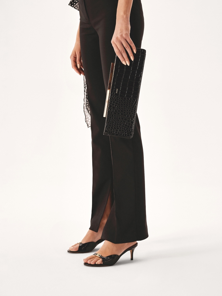 Czarne klapki na obcasie wykonane z tłoczonej lakierowanej skóry