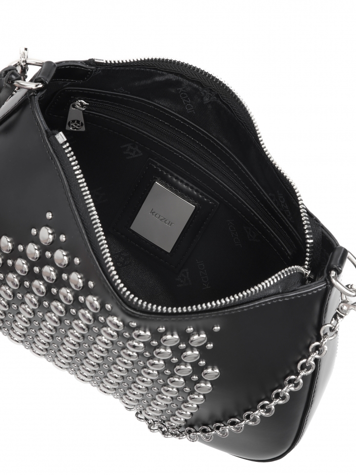 Czarna skórzana torebka z paskiem i łańcuszkiem ozdobiona oągłymi nitami