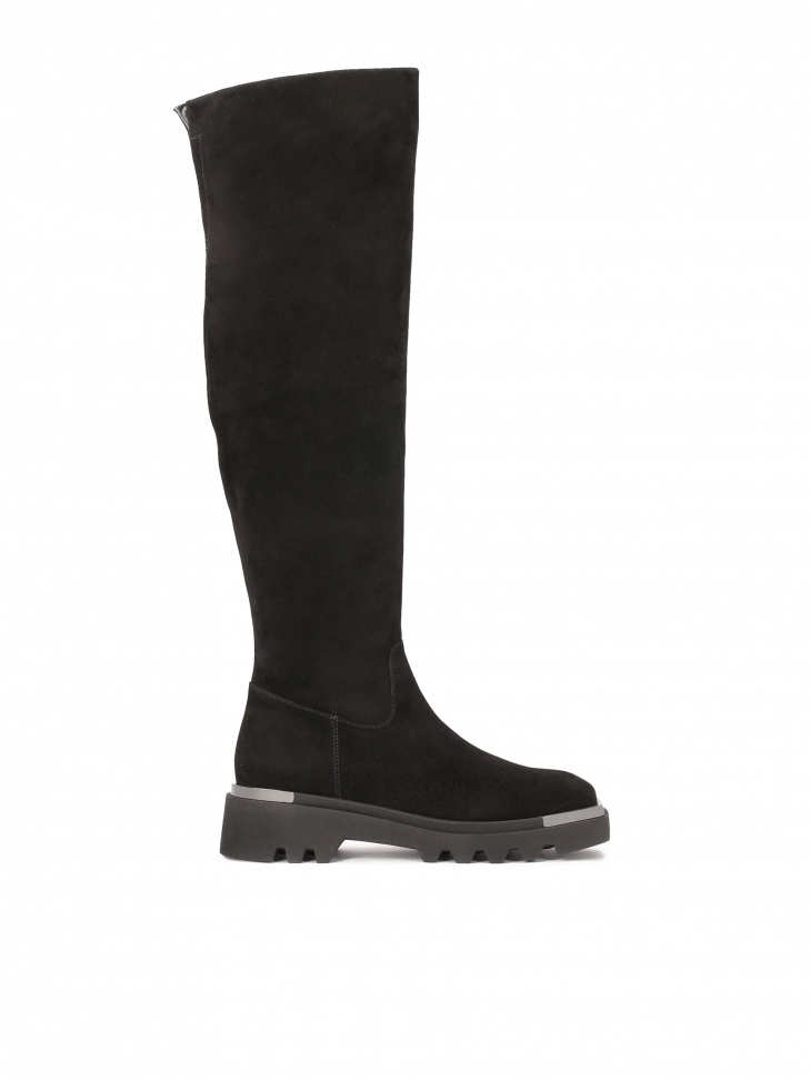 Zamszowe kozaki z trepową podeszwą