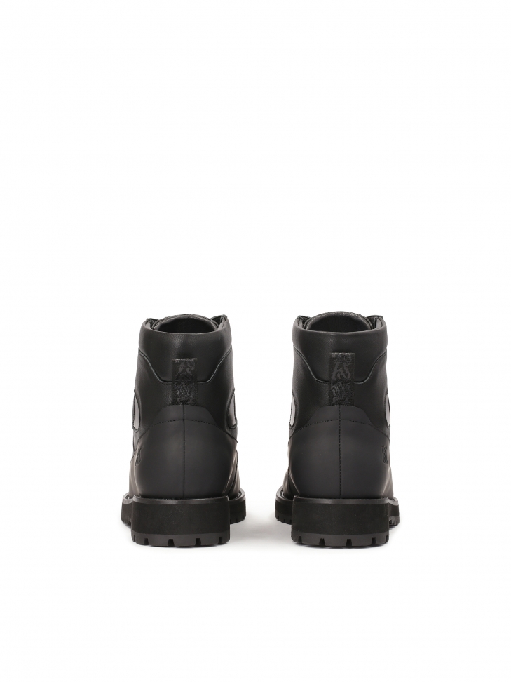 Masywne czarne trzewiki na trepowej podeszwie