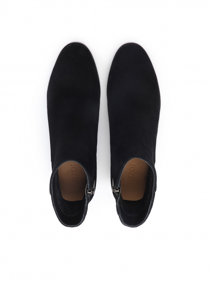 Zamszowe botki na słupku ozdobionym dużymi cyrkoniami