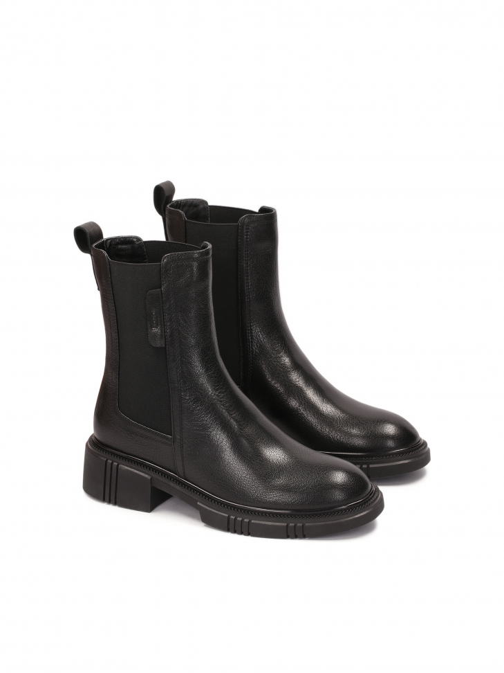 Czarne botki typu chelsea boots ze wzorzystą podeszwą