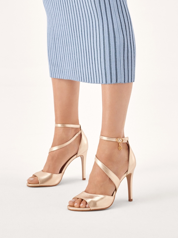 Złote sandały na obcasie z pełną piętą