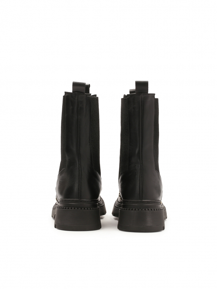 Botki z wsuwaną cholewką zdobioną oągłymi nitami