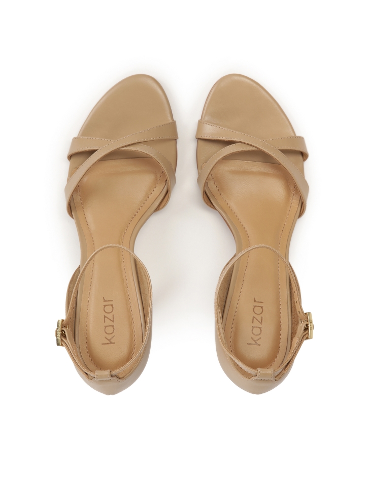Beżowe sandały z zabudową piętą