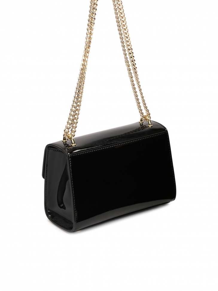 Lakierowana czarna torebka z dużym zapięciem