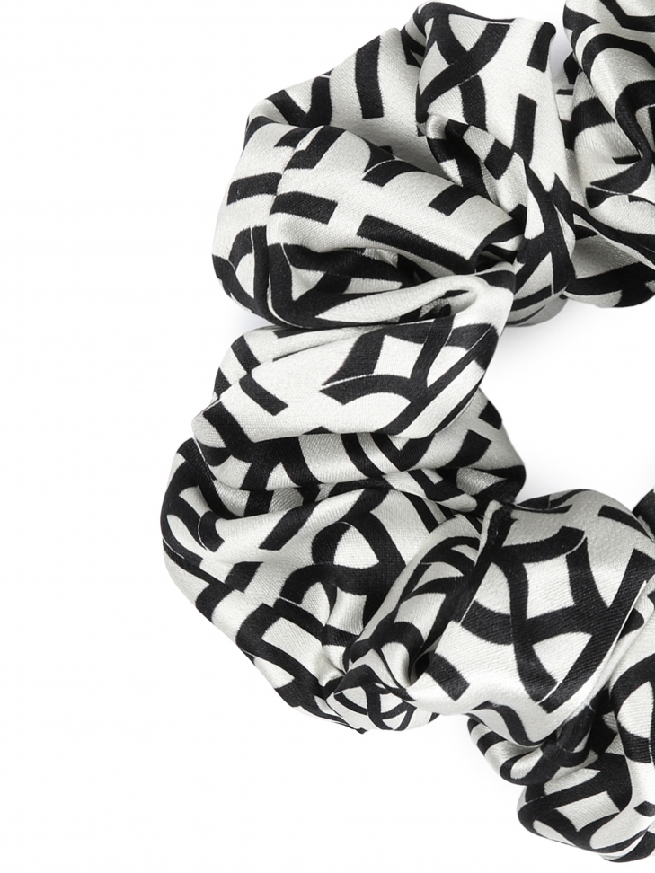 Satynowe scrunchie w monogramy KAZAR
