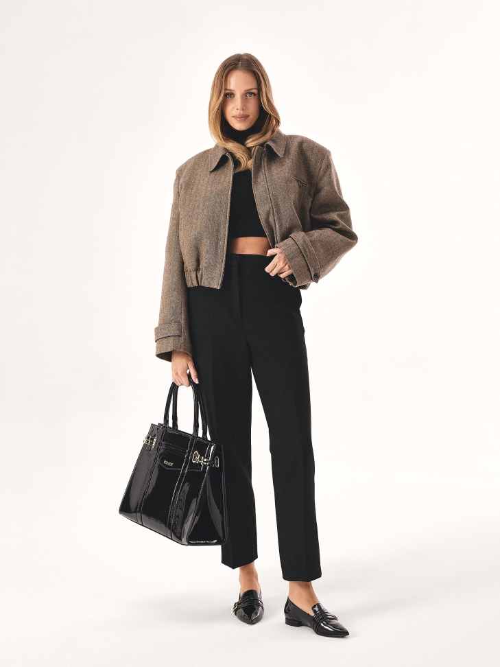 Płaskie lakierowane czółenka z paskami