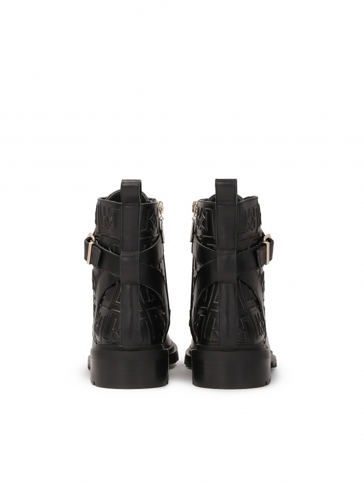 Trzewiki zdobione monogramami