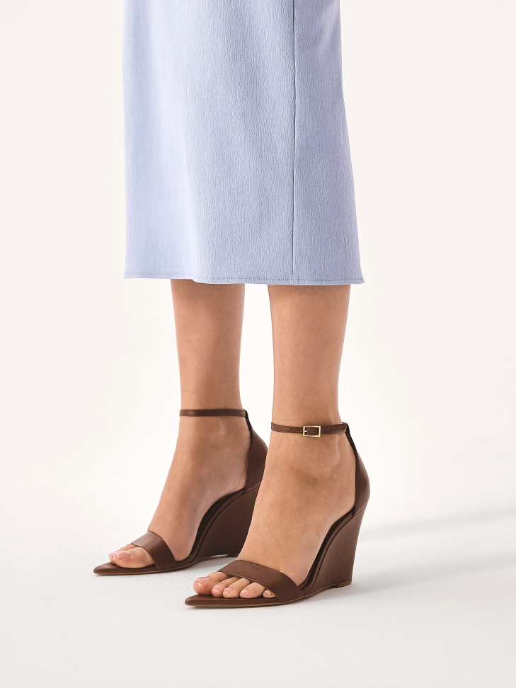 Brązowe skórzane sandały z koturnem