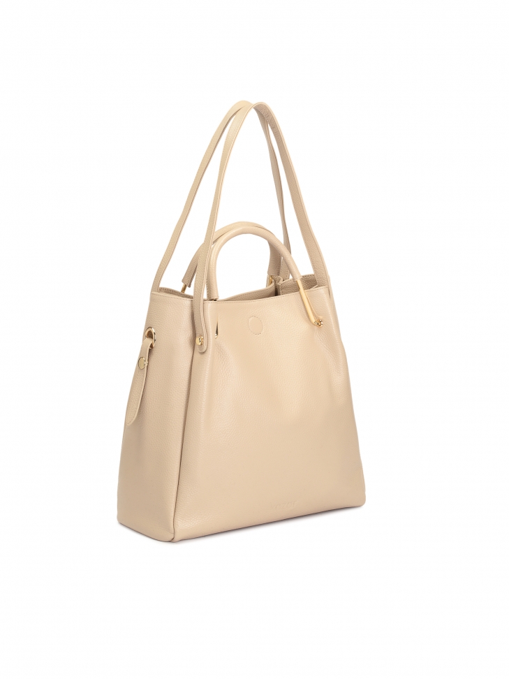 Skórzana torebka z metalowymi rączkami