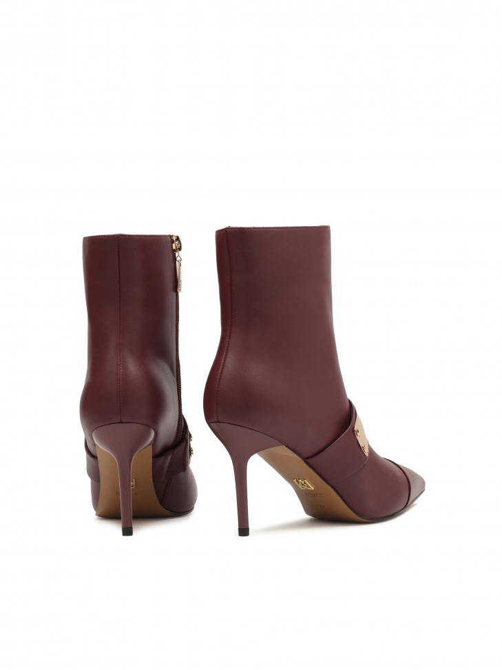 Bordowe botki ze skóry licowej z efektowną metalową ozdobą