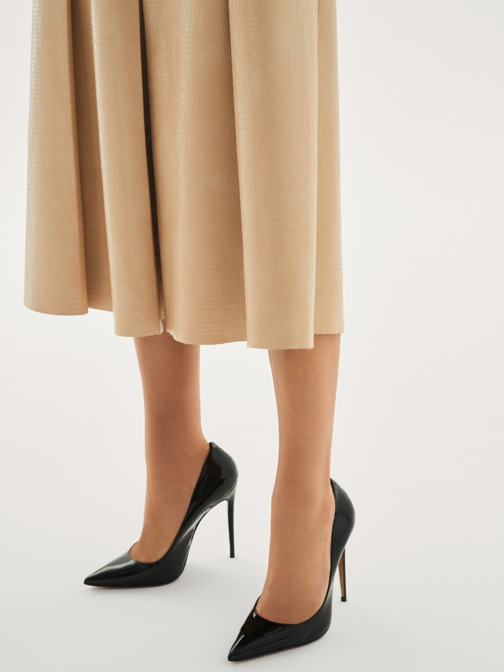 Połyskujące czarne czółenka z lakierowanej skóry