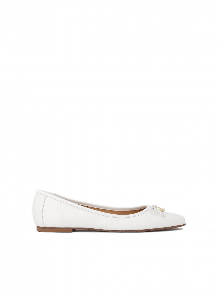 Białe baleriny z kokardką na nosku