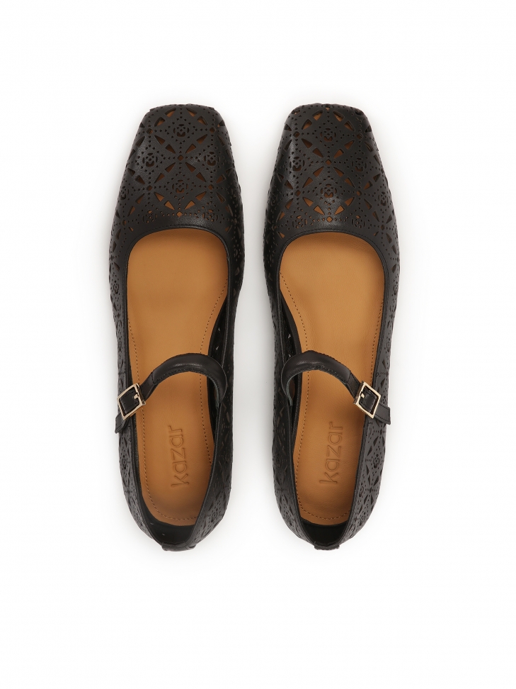 Czółenka na płaskiej podeszwie z ażurowym zdobieniem