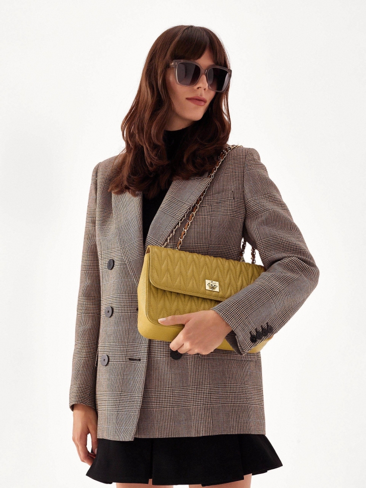 Skórzana torebka na łańcuszku w efektowny wzór