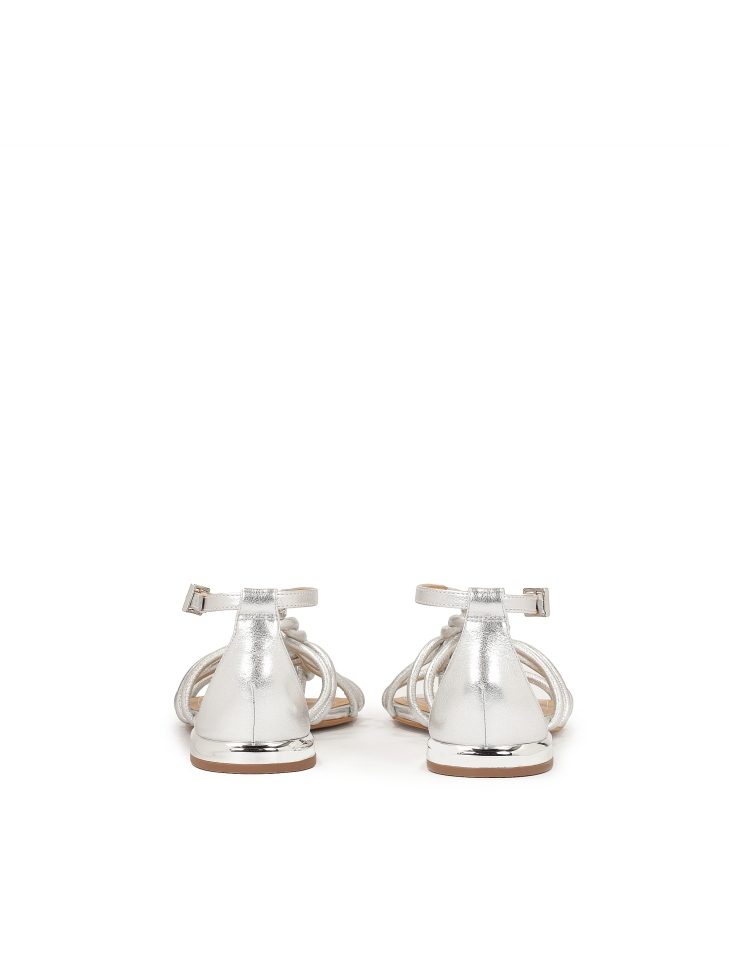 Srebrne płaskie sandały z przeplatanymi paskami