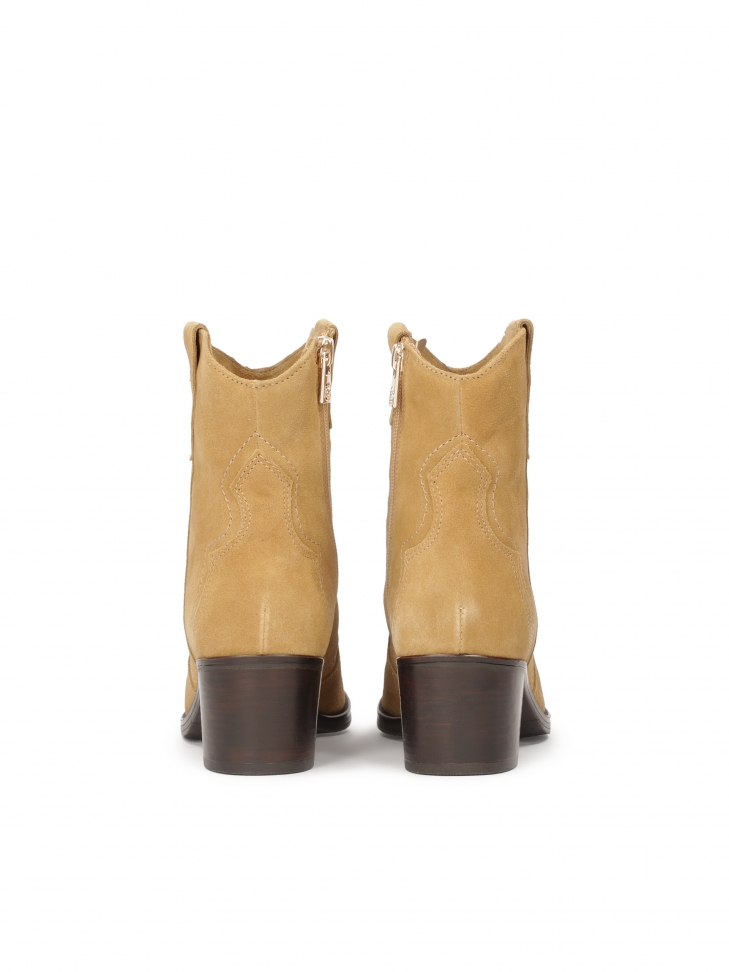 Zamszowe kowbojki w brązowym kolorze