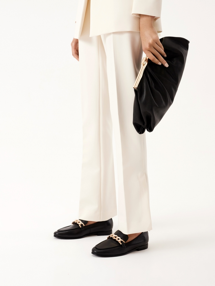 Czarne półbuty ozdobione łańcuchem