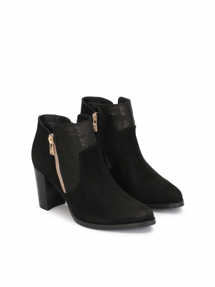 Czarne botki na słupku ozdobione suwakami