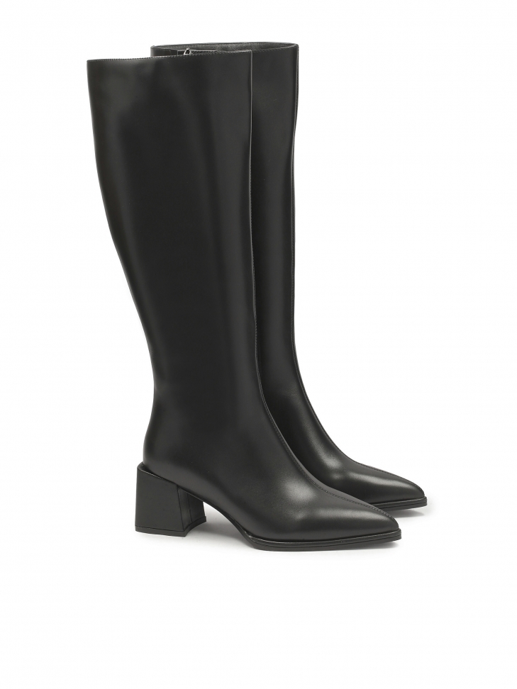 Kozaki ze spiczastymi noskami i kwadratowymi obcasami