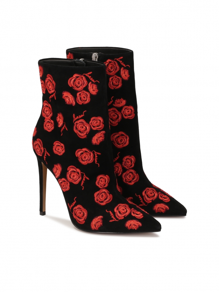 Zamszowe botki z wyszywanymi czerwonymi kwiatkami