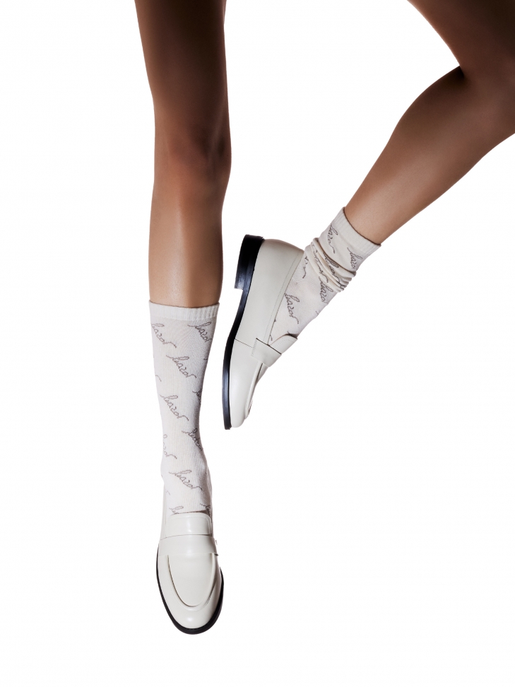 Białe skarpety w logotypy KAZAR