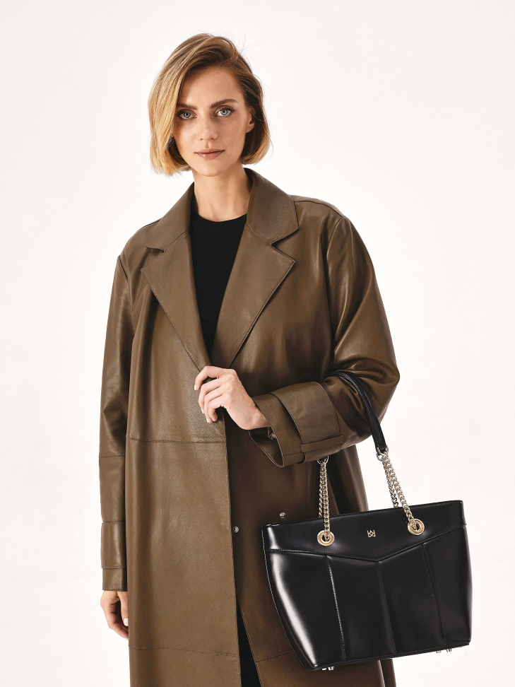 Czarna torebka z długimi uchwytami na ramię