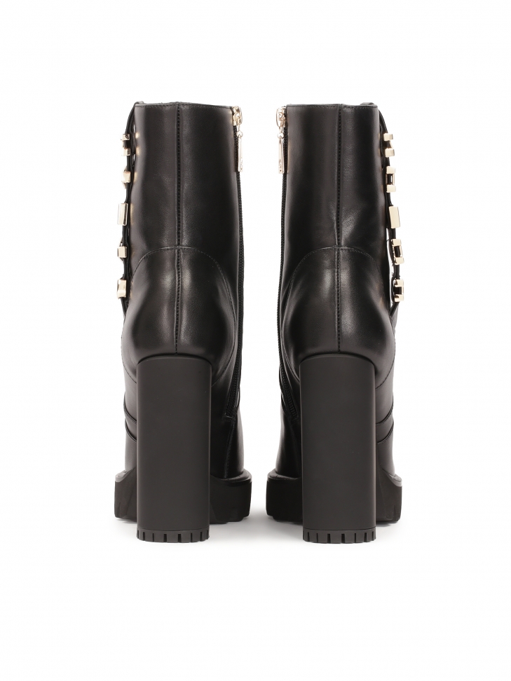 Skórzane botki na matowym obcasie zdobione literami