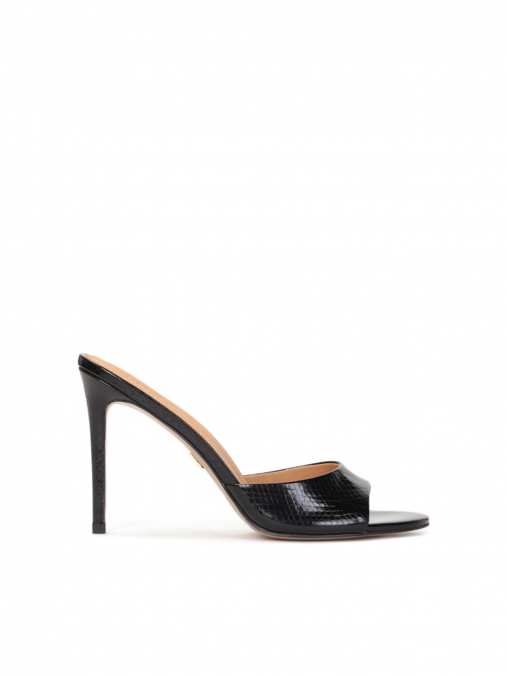 Czarne klapki na szpilce wykonane z tłoczonej skóry