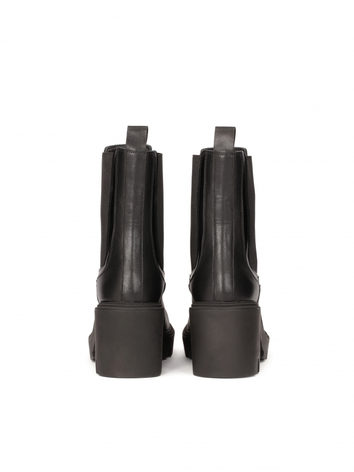 Wsuwane botki na grubym obcasie z bieżnikiem