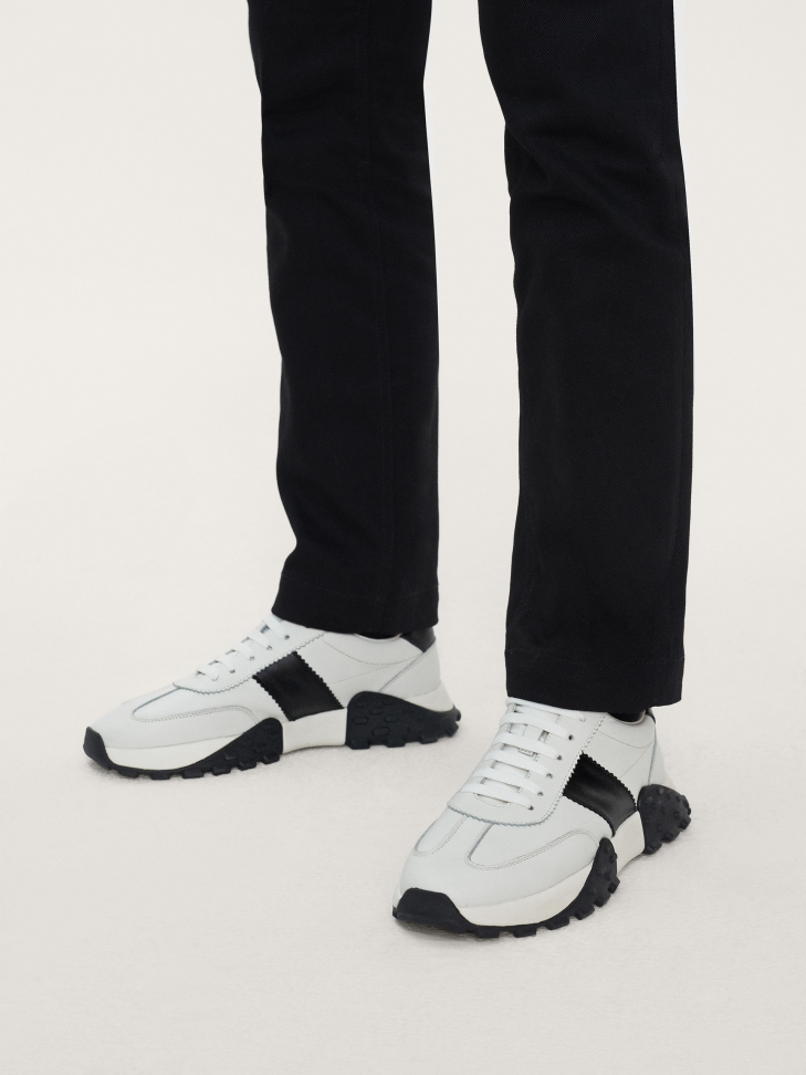 Białe sneakersy męskie z czarnymi wstawkami i grubą podeszwą