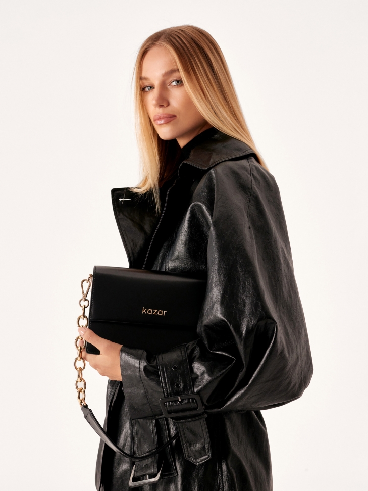 Mała skórzana torebka o sztywnej konstrukcji