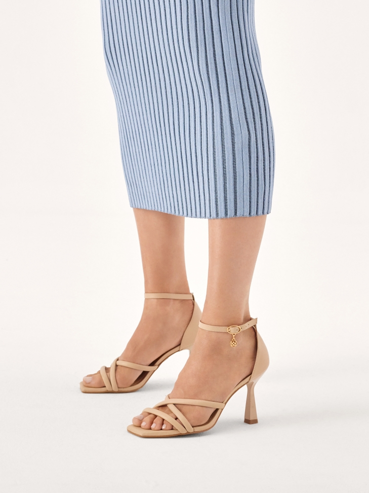 Beżowe sandały w stylu minimal