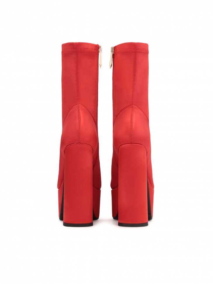 Czerwone botki na szerokim słupku i platformie