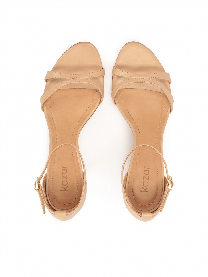 Beżowe sandały na obcasie kitten heels