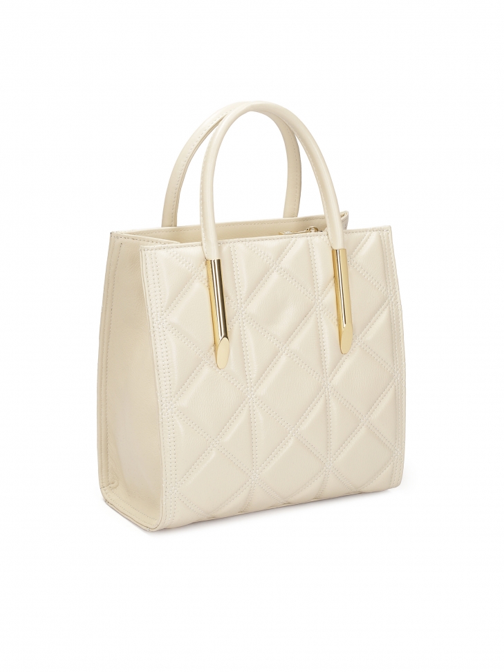 Elegancka torebka z dekoracyjnym brelokiem