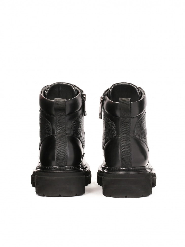 Uniwersalne czarne trzewiki na podeszwie z bieżnikiem