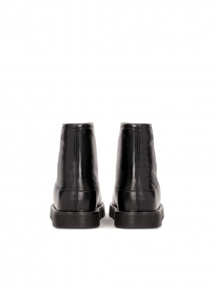 Minimalistyczne czarne śniegowce z ociepleniem