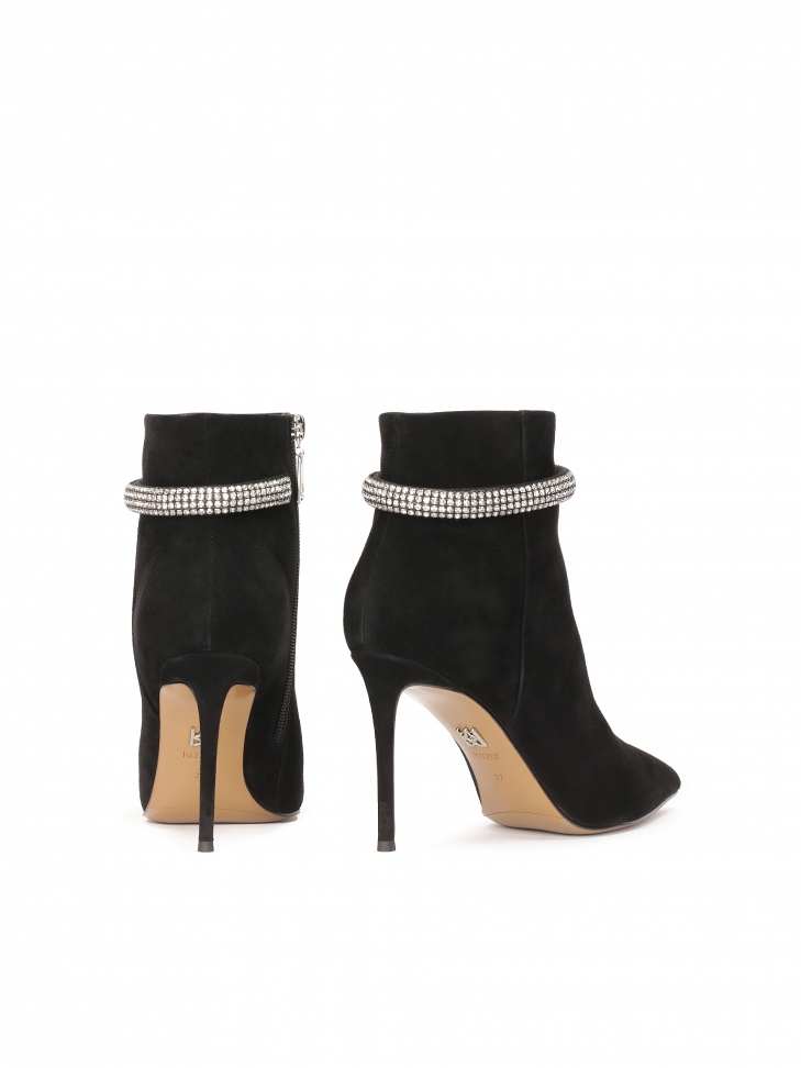 Botki na szpilce z błyszczącym paskiem