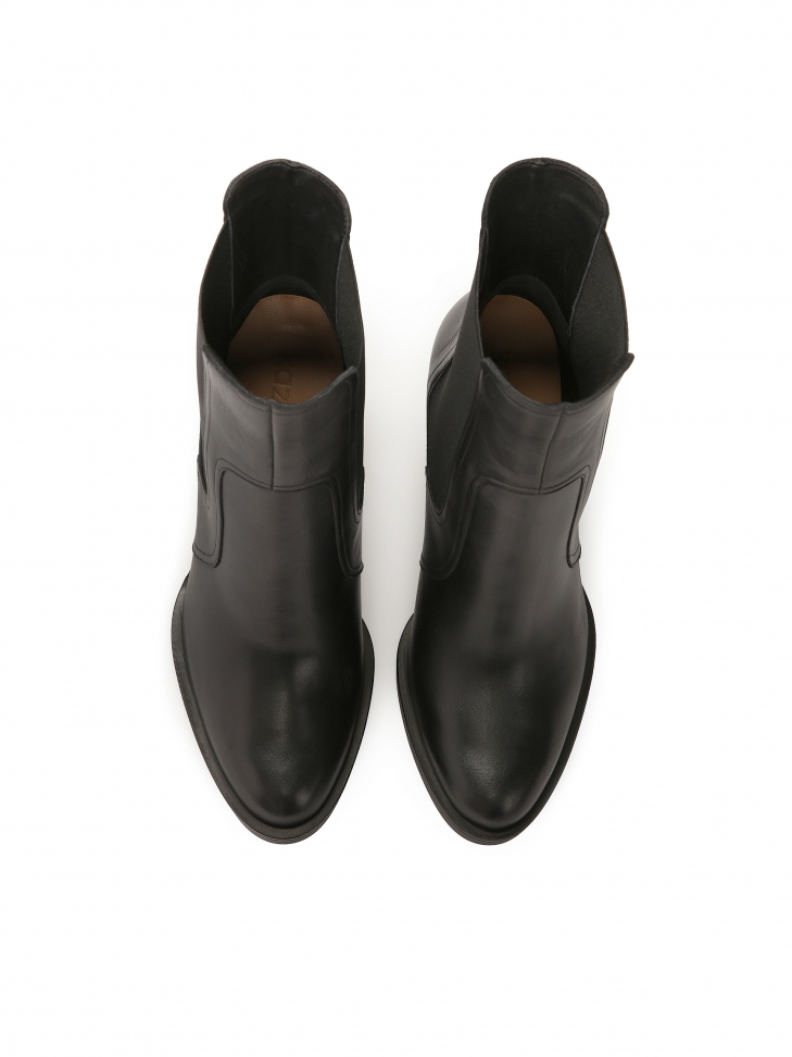 Czarne botki na słupku z elastycznymi wstawkami