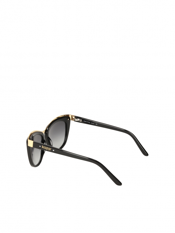Czarne okulary przeciwsłoneczne