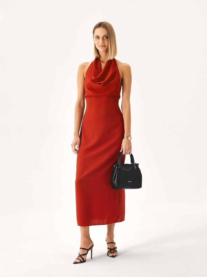 Lakierowane klapki ze spiczastymi noskami