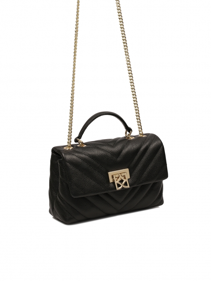 Mała pikowana torebka z ozdobnym zapięciem