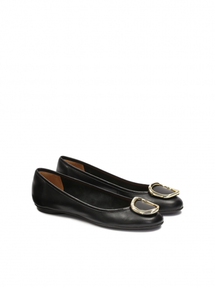Czarne skórzane baleriny z dużą metalową ozdobą