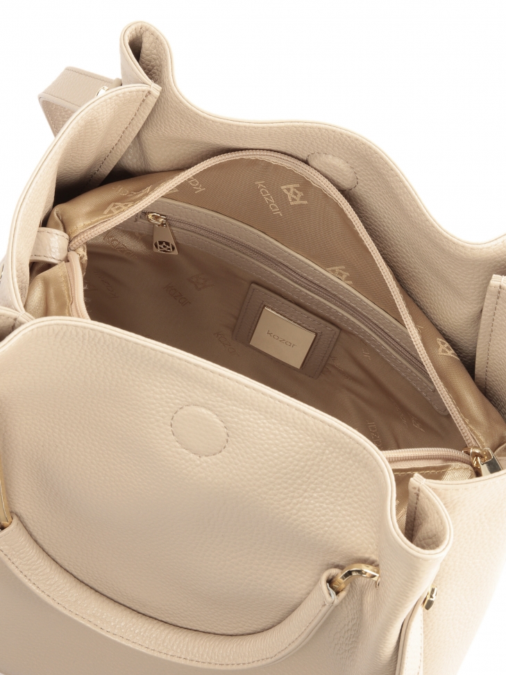 Skórzana torebka z metalowymi rączkami